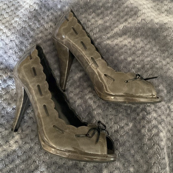 ADORABLE!! Amazing and sexy grey patent peep toe heels sz8 - Picture 2 of 9